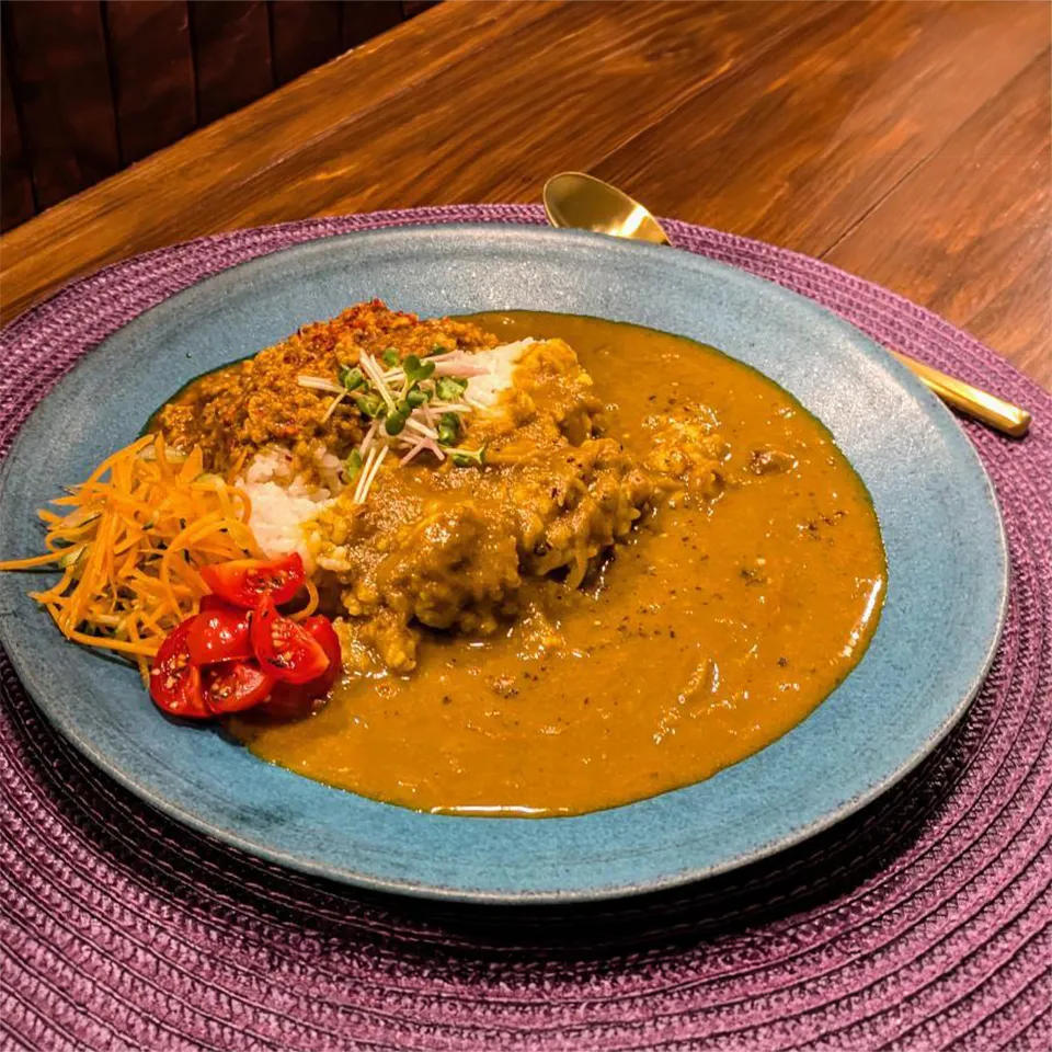 香る鶏白湯カレーと辣油キーマカレーあいがけ